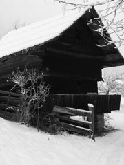 b&w picture of a snowy barn